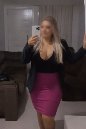 Solange com seu cabelo loiro exuberante natural!