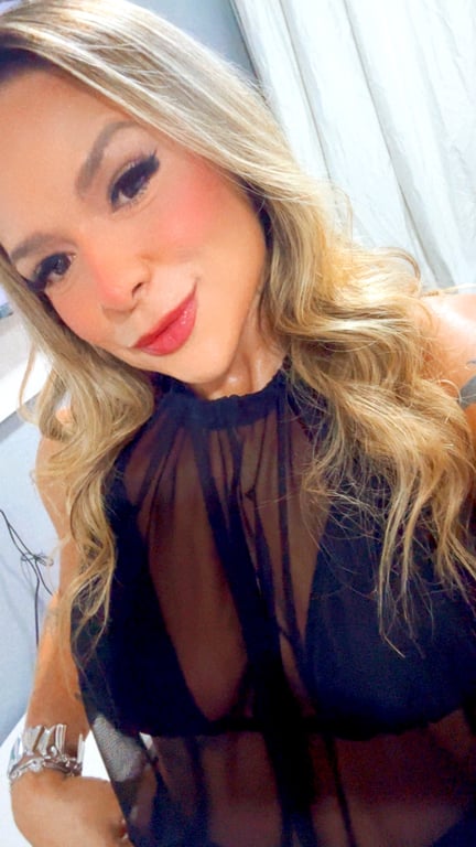 Lara com cremes relaxantes e movimentos delicados