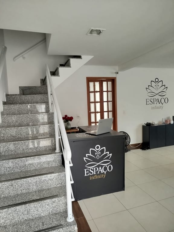 Espaço Infinity... Encontre as melhores terapeutas Massagista em