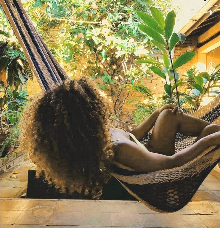 Luna O Refúgio da Alta Sensorialidade: O Tempo Para e o Sentir Massagem sensual em