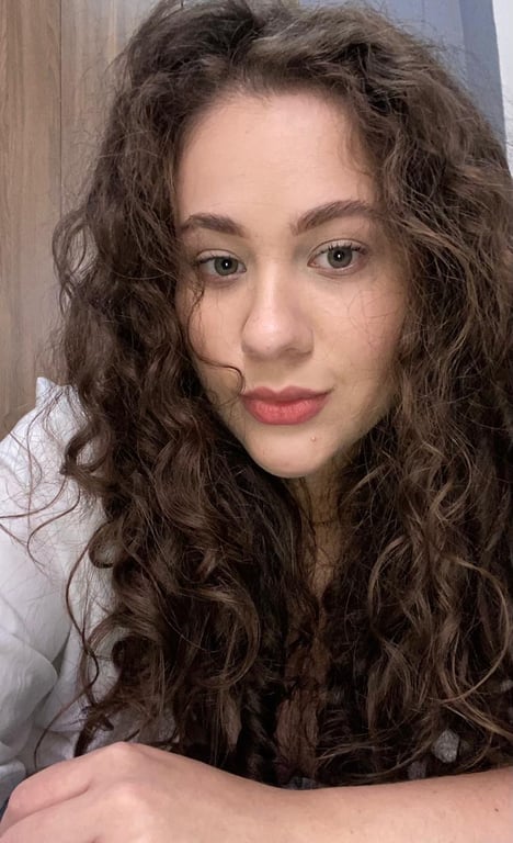 Prazer, sou a Eduarda. Doce no primeiro olhar, ousada na medida certa… Massagem em