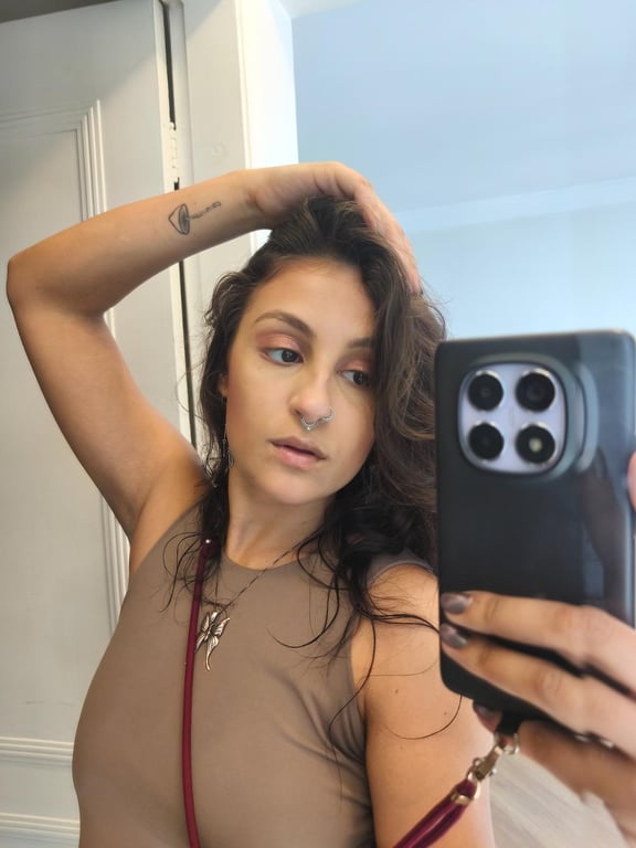 Beatriz Toque consciente. Presença real. Massagem tântrica