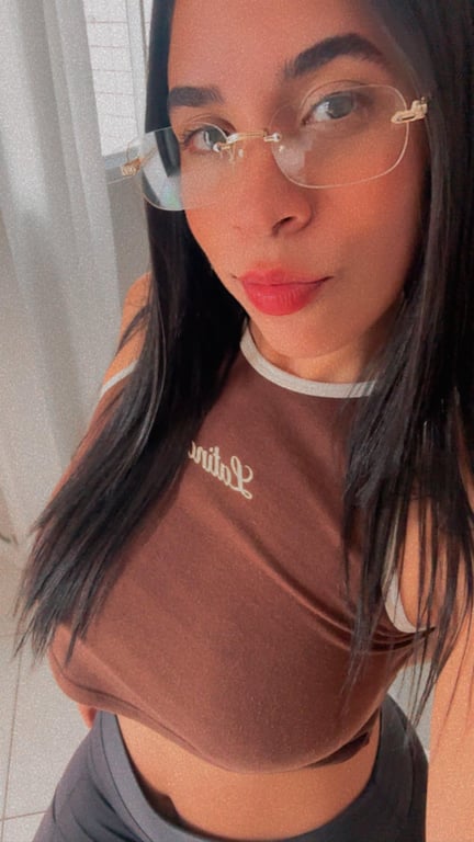 Olá! Sou a terapeuta Lau. Trabalho com relaxante, tantrica e Nuru.! Massagem nuru