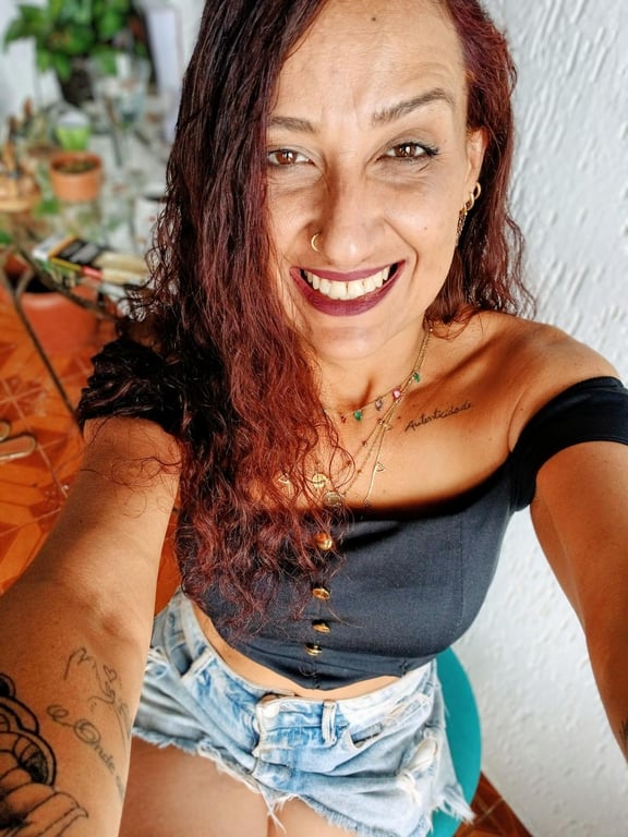 Jasmin, mãos de fada, entre o toque e o desejo, o tempo para!