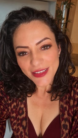 Massagista sensual em Florianópolis - SC - Milena Rocha Nuru + Lingam conduzidos com doçura. Experiência Única