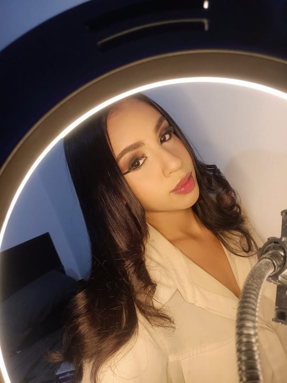 LARISSA TERAPEUTA ....Delicadeza, presença e uma experiência unica