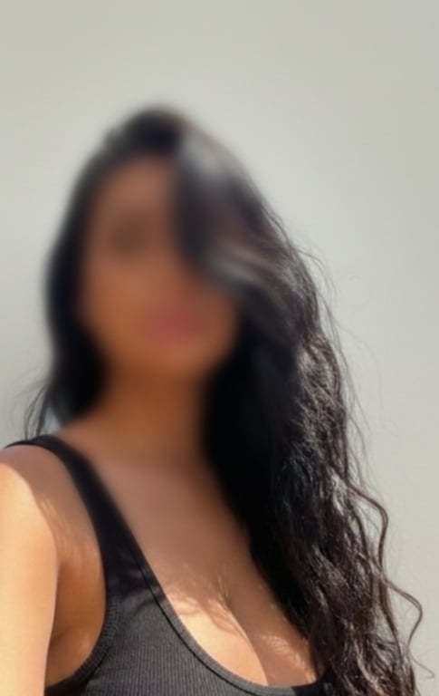 Sabrina Fernanda massagista especialista em Nuru e relaxante