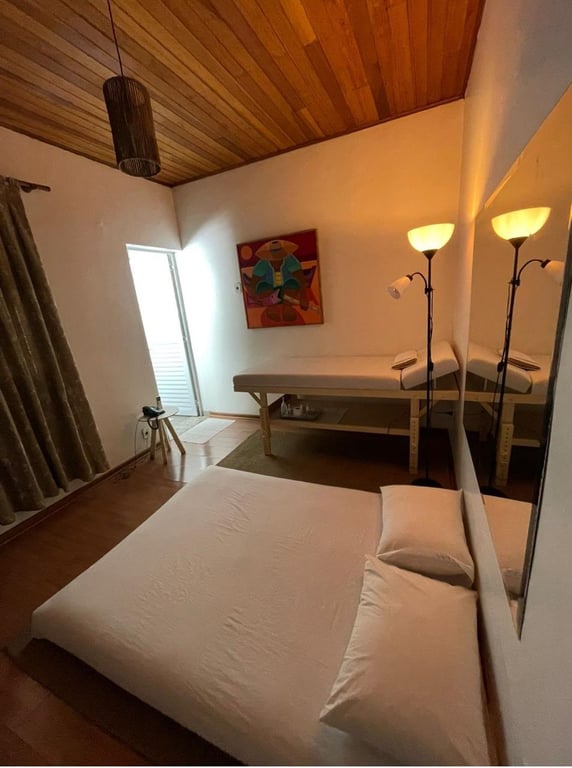 Milena massoterapeuta em um espaço aconchegante Massagem tântrica em