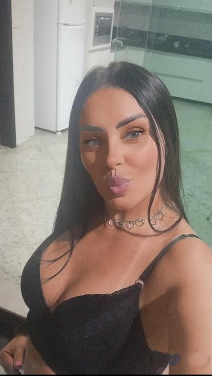 Ananda sua gata pronta pra massagear cada milímetro de você