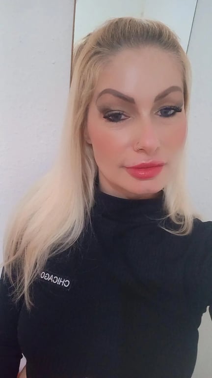 ALINE. Não é apenas um momento, mas sim a solução para seu dia corrid Massagem sensual em