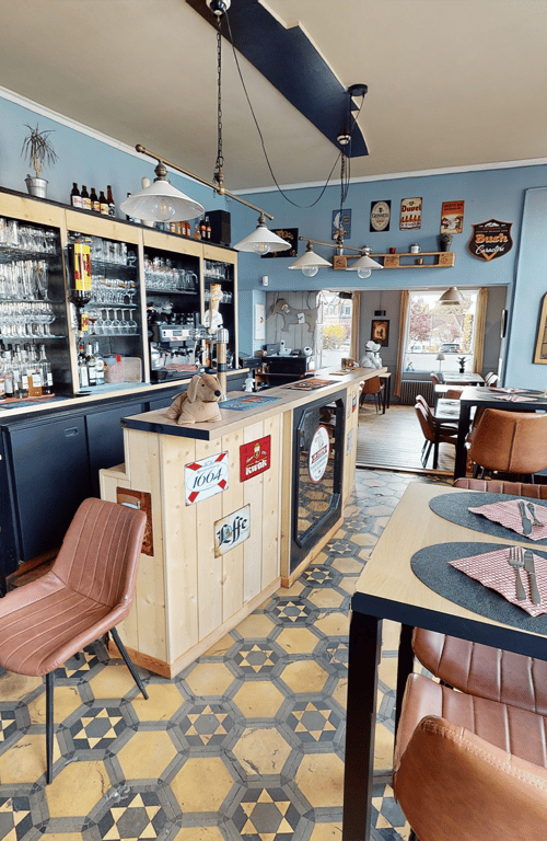 Un chien dans un jeu de quilles