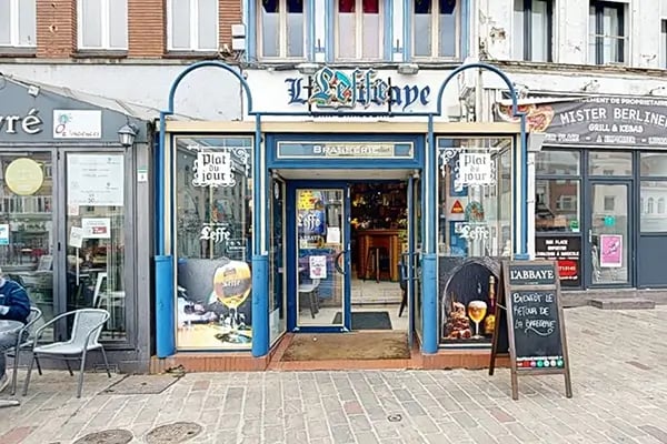 devanture de magasin, pancarte, portes bleues, sas d'entrée