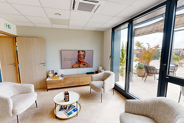 fauteuils, meubles télé, télévision, porte en bois sol en moquette, table basse ronde