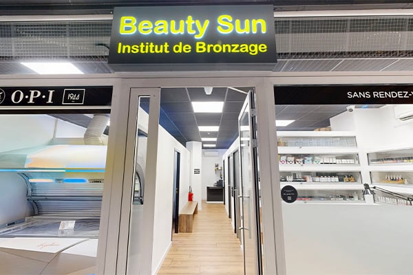 Façade et entrée de Beauty Sun, institut de bronzage proposant cabines UV et produits de soins, sans rendez-vous.