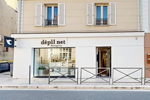 barrières, poteaux, enseigne dépil net, porte, trottoir