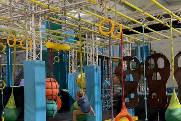 Interieur du trampoline park