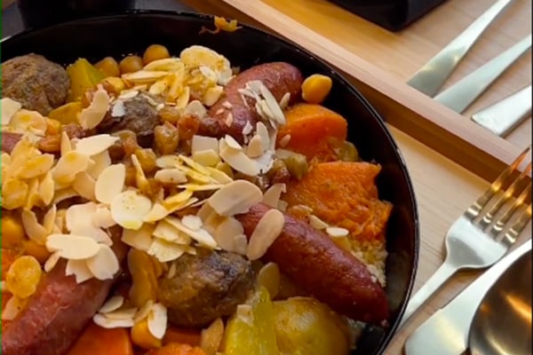 Découvrez Kous à Dunkerque, café-brunch proposant cuisine healthy, plats faits maison et boissons fraîches dans une ambiance moderne et chaleureuse.