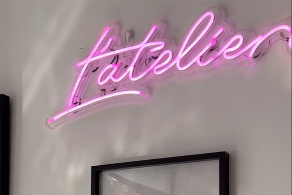 Découvrez l’Atelier de Beauté, salon de coiffure à Tourcoing, à travers une vidéo mettant en valeur son décor raffiné et son ambiance chaleureuse.