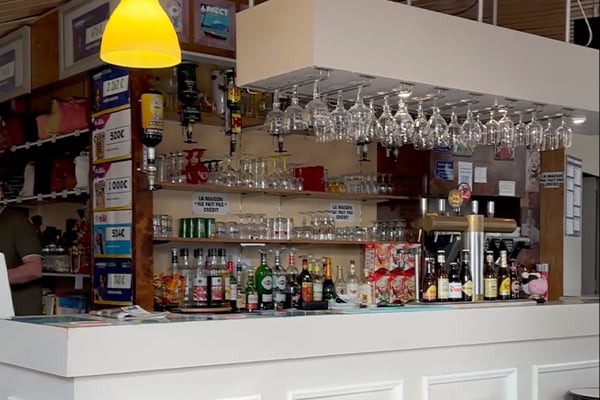 Découvrez le café Le Diplomate à Tourcoing à travers une vidéo immersive mettant en valeur son ambiance chic et son décor lumineux