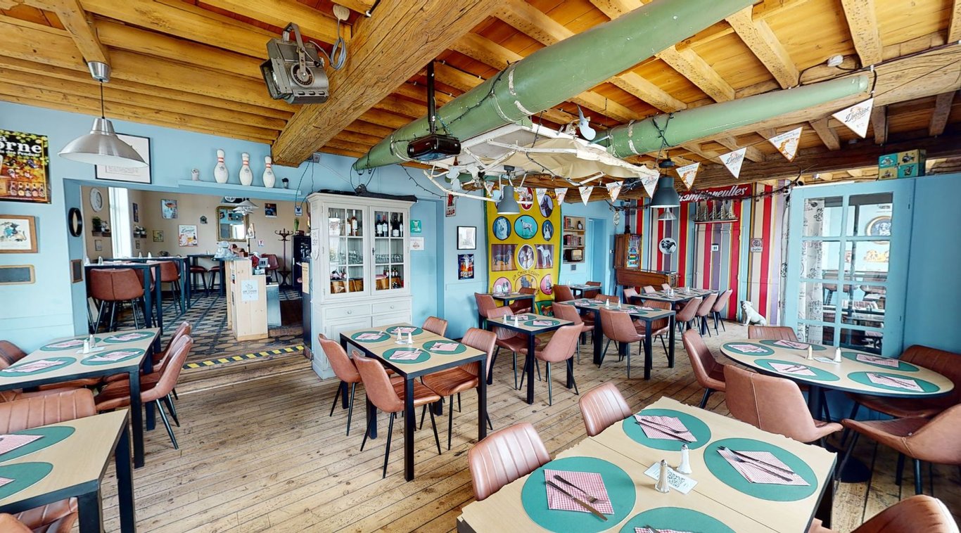 Un chien dans un jeu de quilles