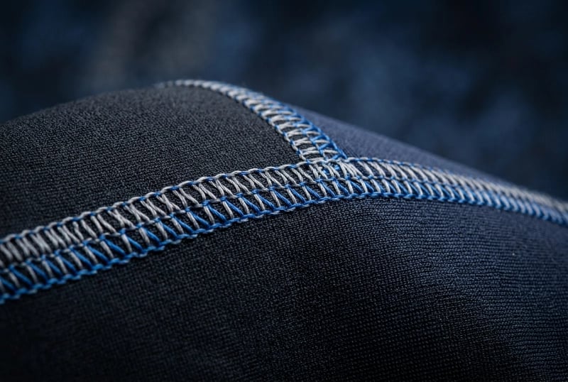 Four-needle six-thread flat-lock seams