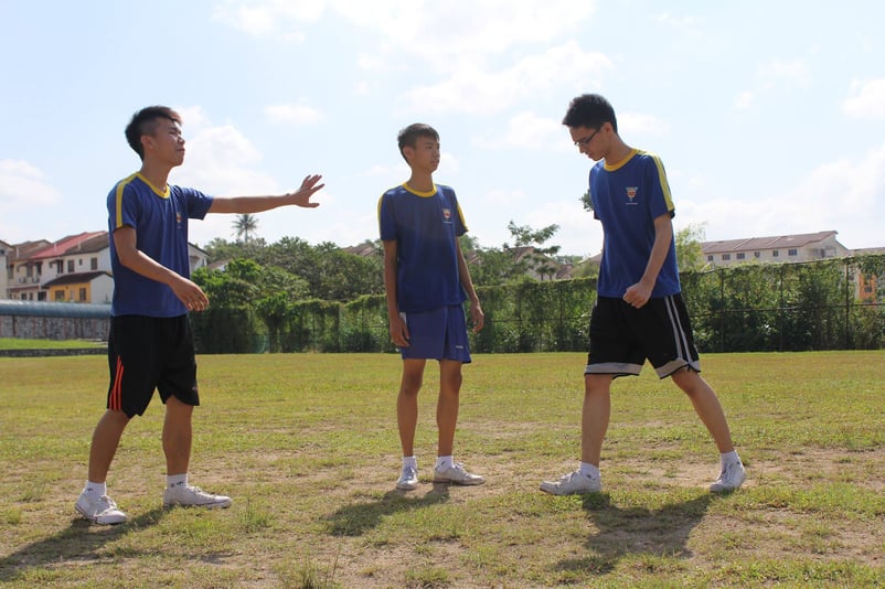 为什么学校那么不自由,这么多人毕业后会舍不得它? | 文字碌碌 在操场上玩耍