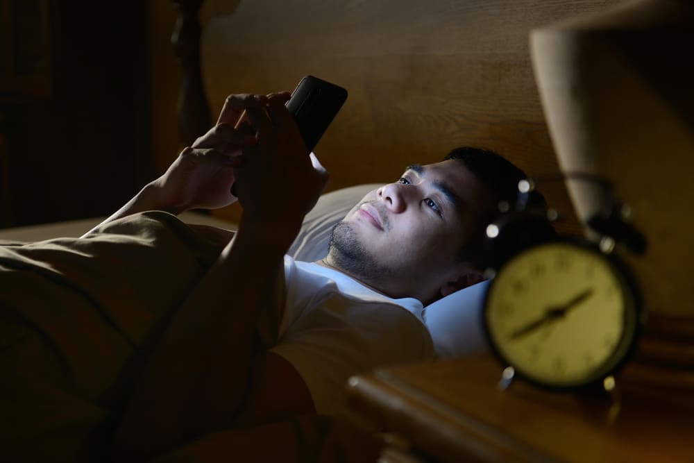习惯性熬夜?入睡前越晚越精神,说的是不是你? | 文字碌碌 习惯性熬夜?为什么你熬夜越熬越上瘾?