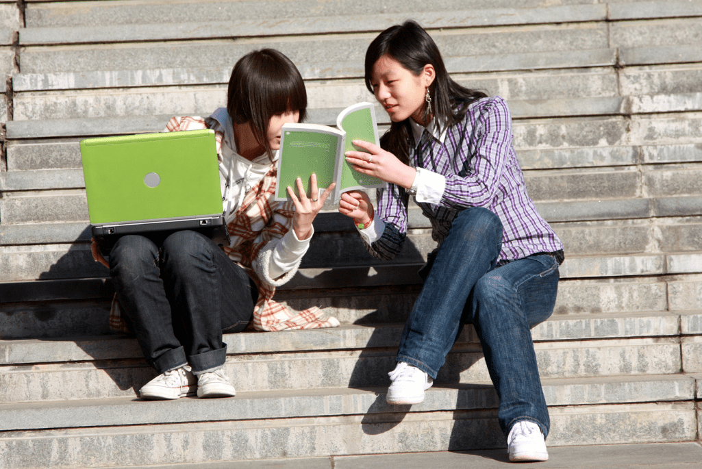 5招认识人的小技巧,上大学前必备! | 文字碌碌 大学生楼梯间询问作业