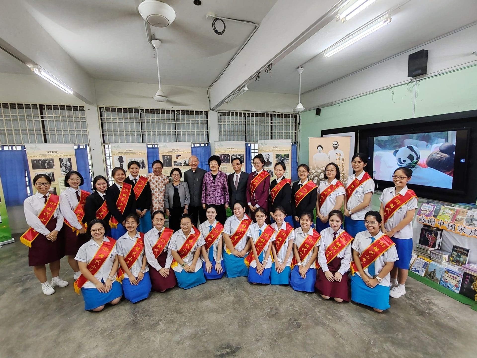 槟华女子独中|举办‘时代小先生’项目赠书及授牌仪式,深化马中文化交流 | 文字碌碌 槟华女子独中|举办‘时代小先生’项目赠书及授牌仪式,深化马中文化交流 | 文字碌碌