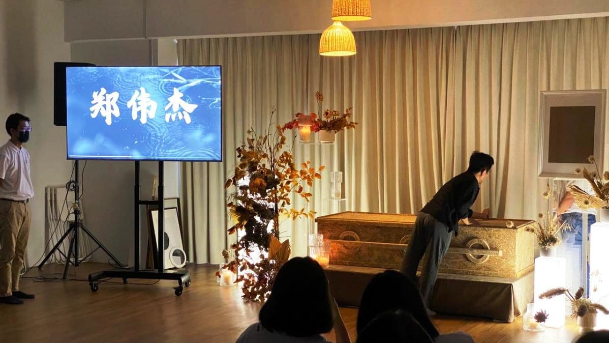 居銮中华中学|参访吉隆坡生命礼仪公司 · 学生体验躺棺木 | 文字碌碌 居銮中华中学|参访吉隆坡生命礼仪公司 · 学生体验躺棺木 | 文字碌碌