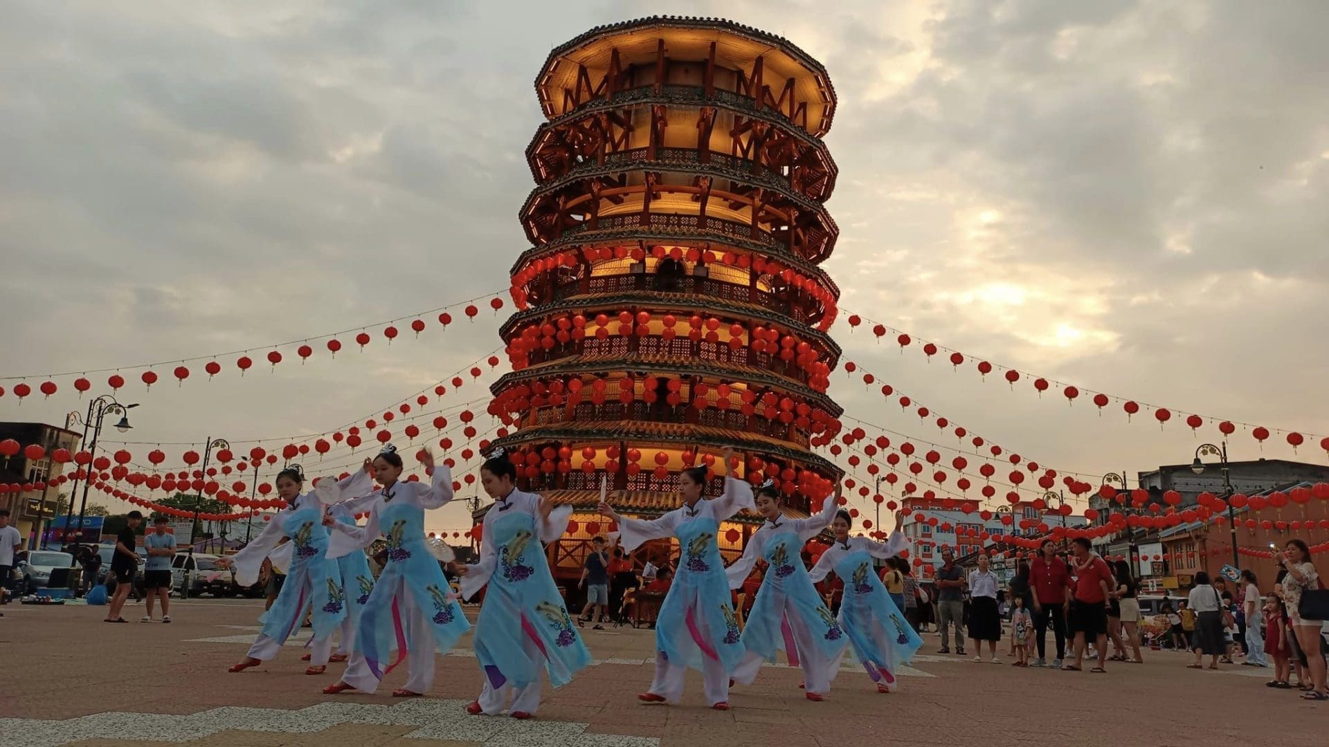 安顺三民独中|华乐团与舞蹈团在安顺斜塔进行快闪演出 | 文字碌碌 安顺三民独中|华乐团与舞蹈团在安顺斜塔进行快闪演出 | 文字碌碌