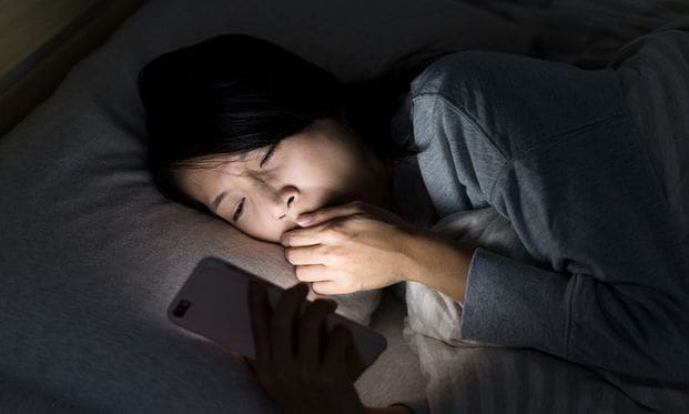 习惯性熬夜?入睡前越晚越精神,说的是不是你? | 文字碌碌 习惯性熬夜?为什么你熬夜越熬越上瘾?