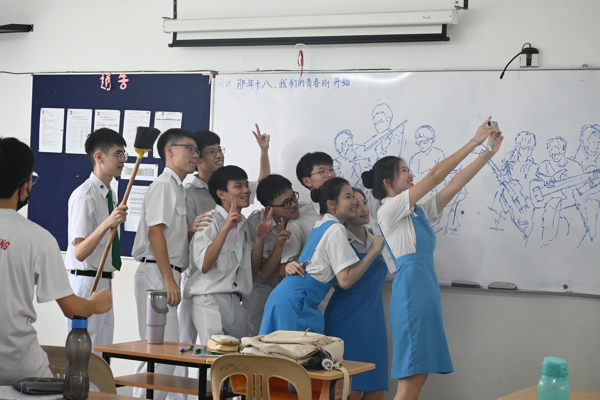 【0成本制作!】奔跑吧青春!坤成中学第67届高三毕业主题曲——《那年十八》|🎓专访#6 | 文字碌碌 【0成本制作!】奔跑吧青春!坤成中学第67届高三毕业主题曲——《那年十八》|🎓专访#6 | 文字碌碌