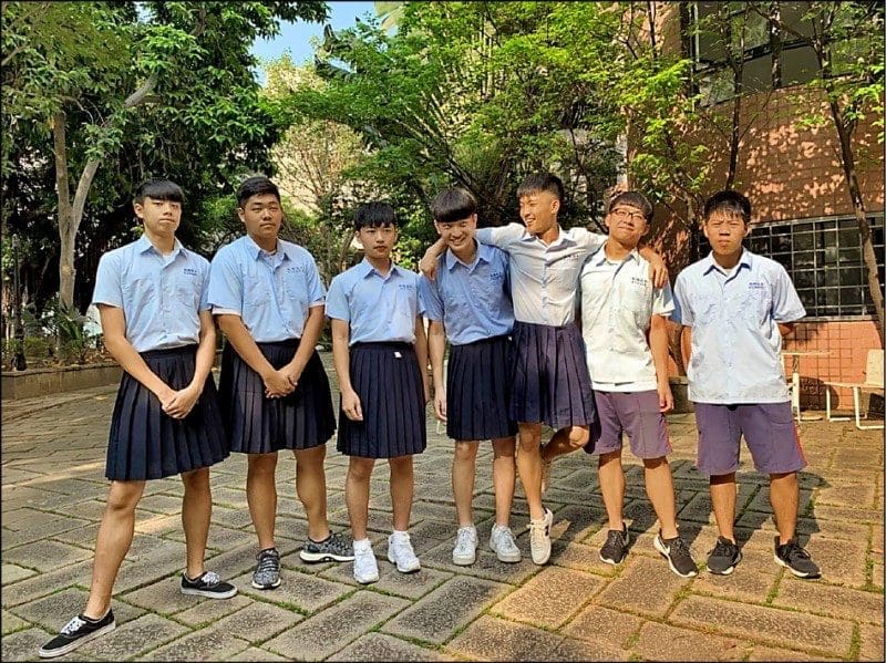 8件中学毕业前一定要做的事! | 文字碌碌 班上的男生穿裙子拍中学毕业合照