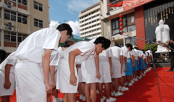 8件中学毕业前一定要做的事! | 文字碌碌 孔子像前对老师行礼道谢
