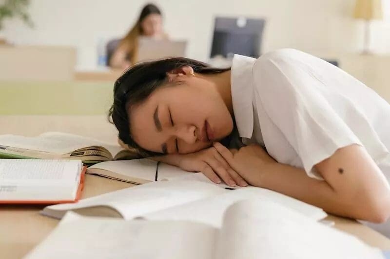 在课堂上不小心睡着?看看这7个保持上课清醒的方法~ | 文字碌碌 在课堂上不小心睡着?看看这7个保持上课清醒的方法~ | 文字碌碌