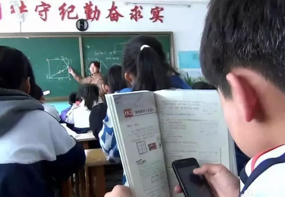 在课堂上不小心睡着?看看这7个保持上课清醒的方法~ | 文字碌碌 在课堂上不小心睡着?看看这7个保持上课清醒的方法~ | 文字碌碌