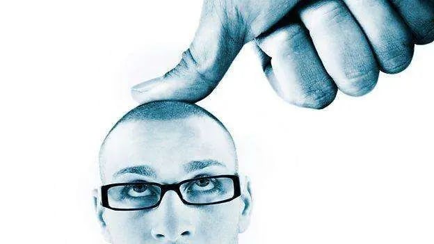英国著名心理实验证明75分钟就可以把一个普通人变成杀人犯?坚定自己的立场到底是多重要的事情? | 文字碌碌 只需要短短的75分钟就可以把一个普通人变成杀人犯?坚定自己的立场到底是多重要的事情?
