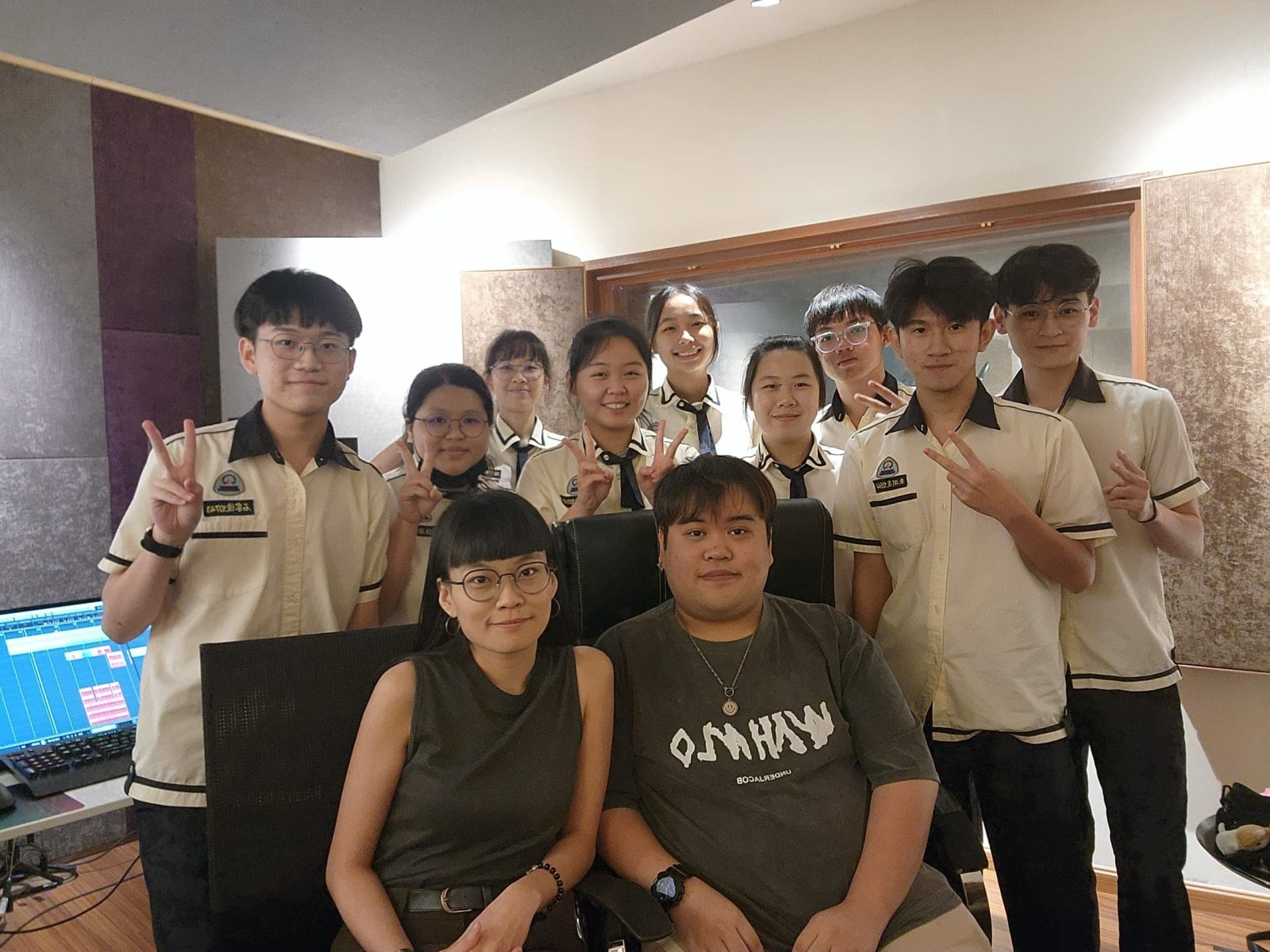 毕业的羽翼,波德申中华中学第57届毕业生毕业主题曲——《豐羽》|「🎓专访#1」 | 文字碌碌 毕业的羽翼,波德申中华中学第57届毕业生毕业主题曲——《豐羽》|「🎓专访#1」 | 文字碌碌