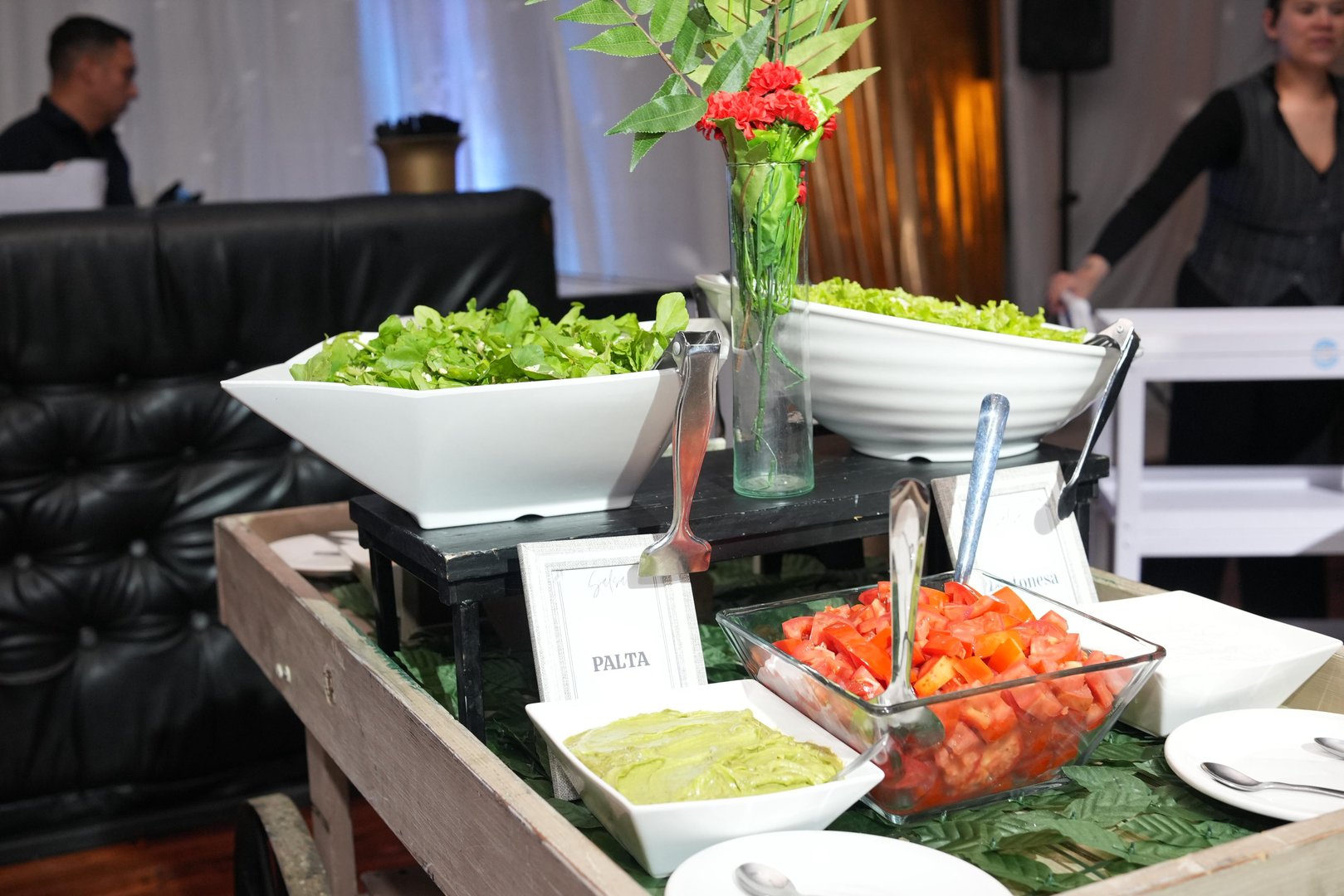 Barra de tragos y mesa de ensaladas del salón
