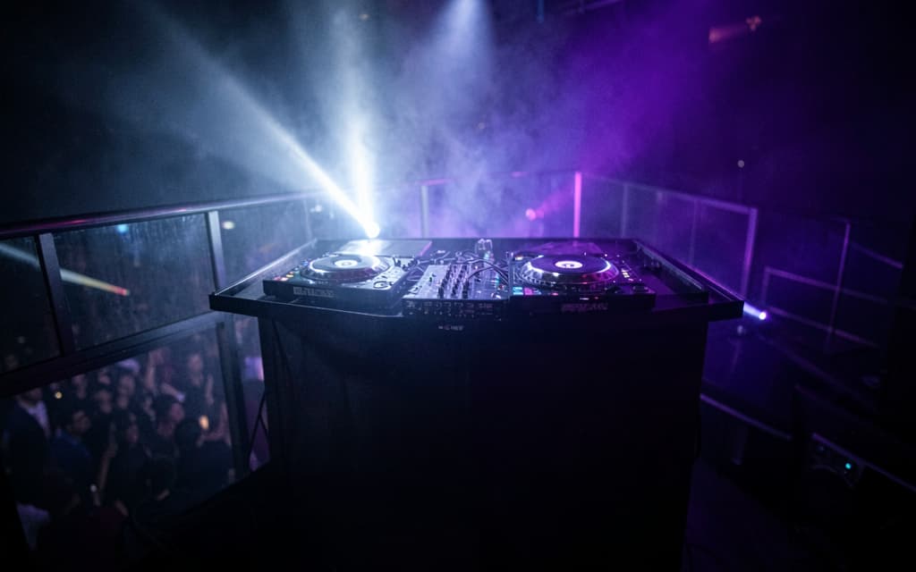 La cabina chica de la zona VIP con dos equipos lado a lado, lista para un b2b