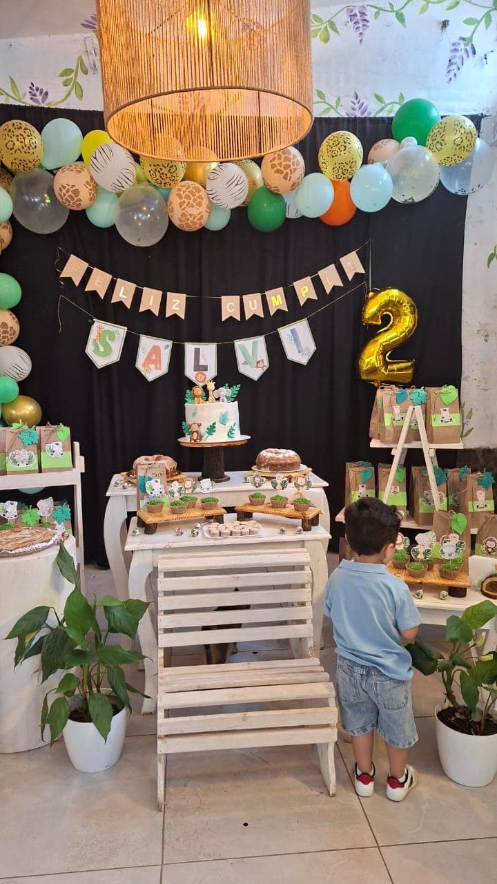 Cumpleaños temática safari con torta, cupcakes y globos de animales