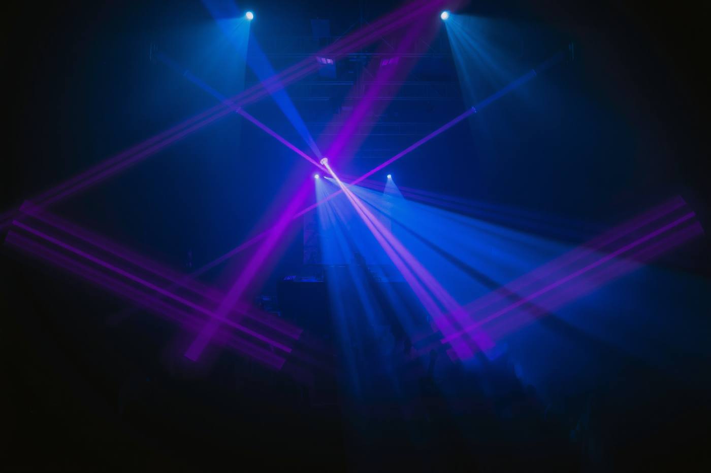 La pista principal del club con los rayos de luz cruzando el humo
