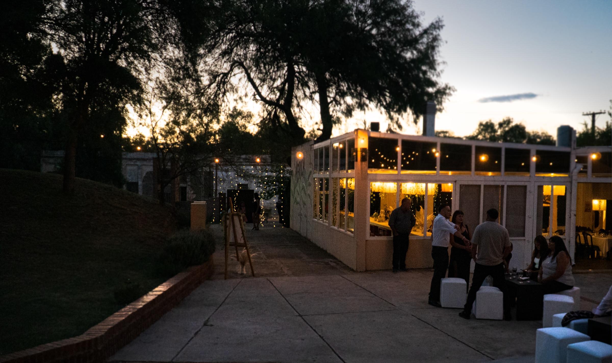 El salón iluminado al atardecer, visto desde el parque
