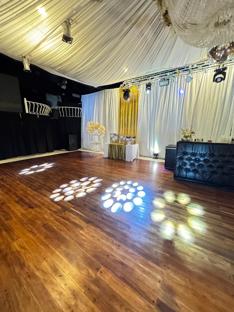 Salón Tarantino montado con mesas vestidas, techo entelado y piso de madera
