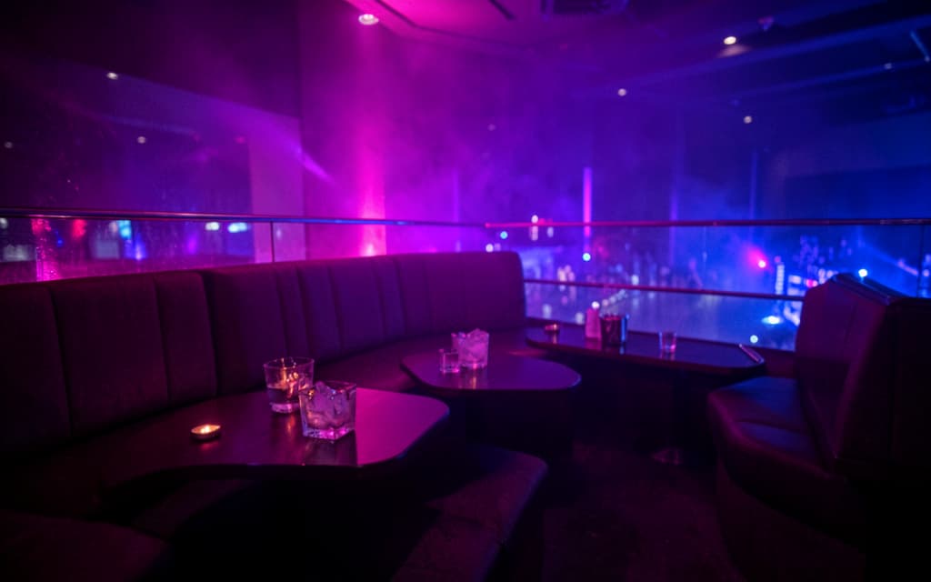 La zona VIP preparada para una despedida, con la barra de hielo y la baranda sobre la pista
