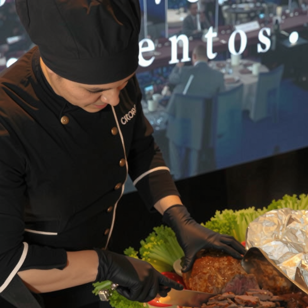 Estación de cocina en vivo, chef trinchando en el salón