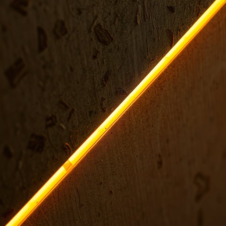 El OSB de la barra de ARENA de cerca, con la tira de luz ámbar en el canto