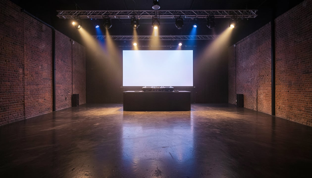 La sala principal vista desde el fondo de la pista, con la cabina alta y la pantalla apagada