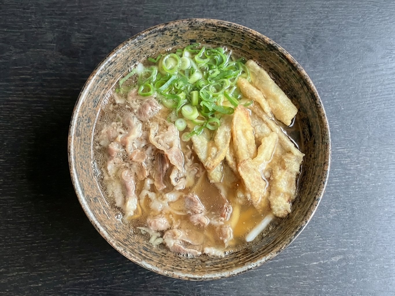けんちゃん｜西新で昼飲みもできる、出汁が優しい町うどん | グッピン